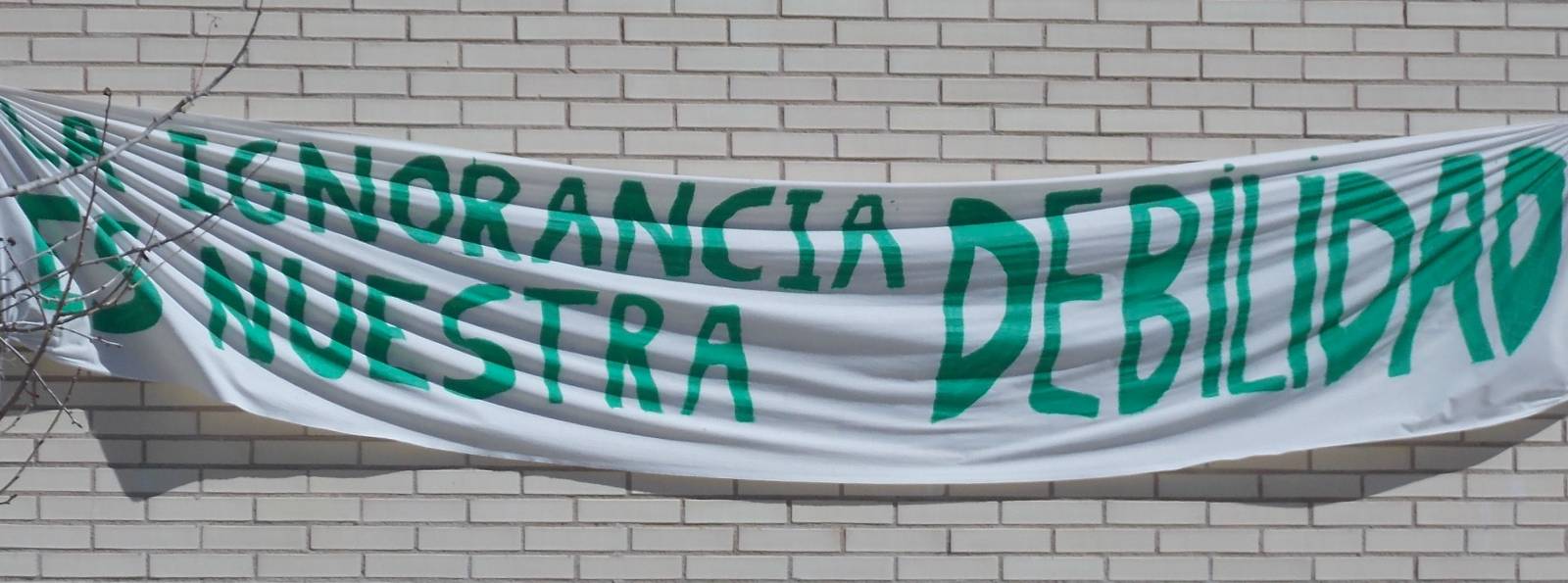 ignorancia Pancarta colgada en el muro de ladrillo de una escuela primaria. Fotos: F. D-I.