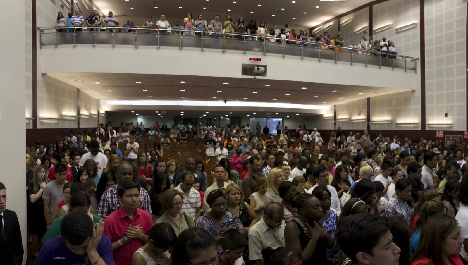 Los fieles asisten a la lectura de la palaba en el centro de Atocha. Foto facilitada por Walber Barboza