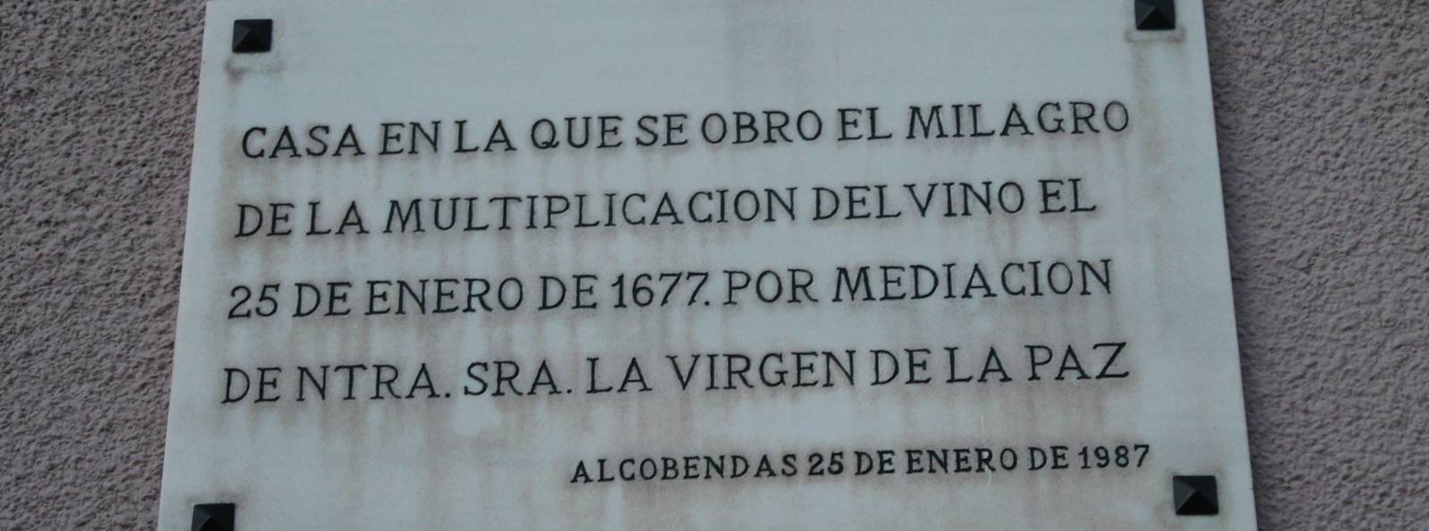 Placa que indica el lugar donde ocurrió el milagro. Foto: Loreto Sánchez Seoane Placa que indica el lugar donde ocurrió el milagro. Foto: Loreto Sánchez Seoane