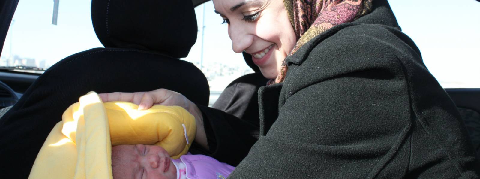 Rania es palestina. Acaba de cruzar el checkpoint entre Jerusalén y Ramala. Enseña a su recién nacida a su marido en el asiento de atrás de un coche. Foto: I.M.B Rania es palestina. Acaba de cruzar el checkpoint entre Jerusalén y Ramala. Enseña a su recién nacida a su marido en el asiento de atrás de un coche. Foto: I.M.B