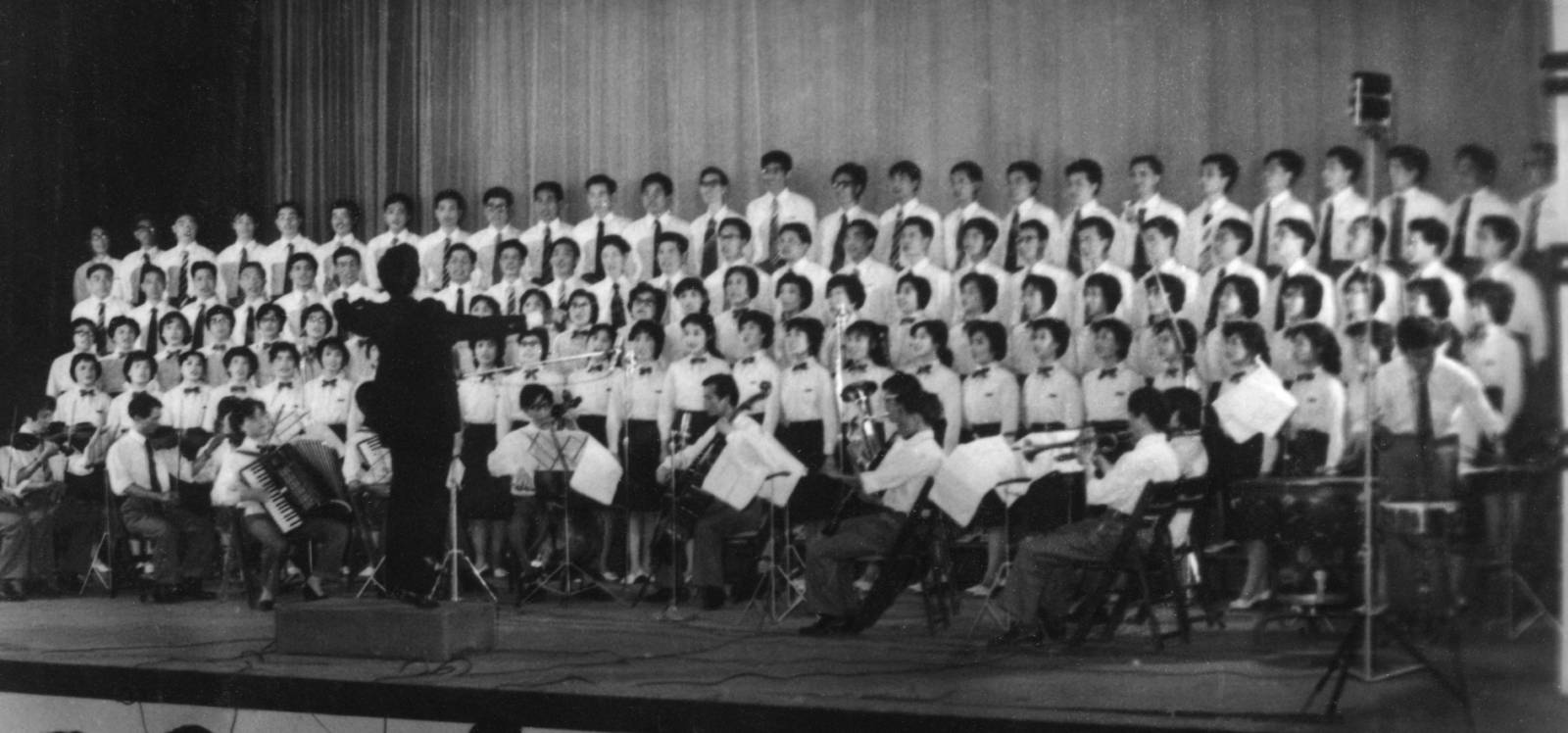 En 1984 ganó el premio al mejor director de orquesta de coro en China En 1984 ganó el premio al mejor director de orquesta de coro en China
