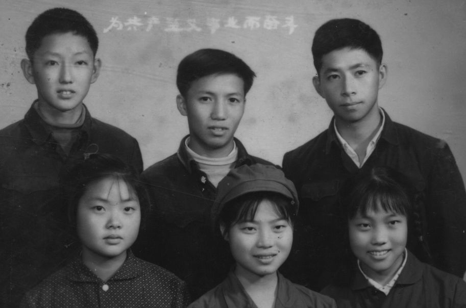 Marco Wang (arriba a la derecha) cuando tenía 16 años antes de ir al campo durante revolución cultural comunista china (1966) Marco Wang (arriba a la derecha) cuando tenía 16 años antes de ir al campo durante revolución cultural comunista china (1966)