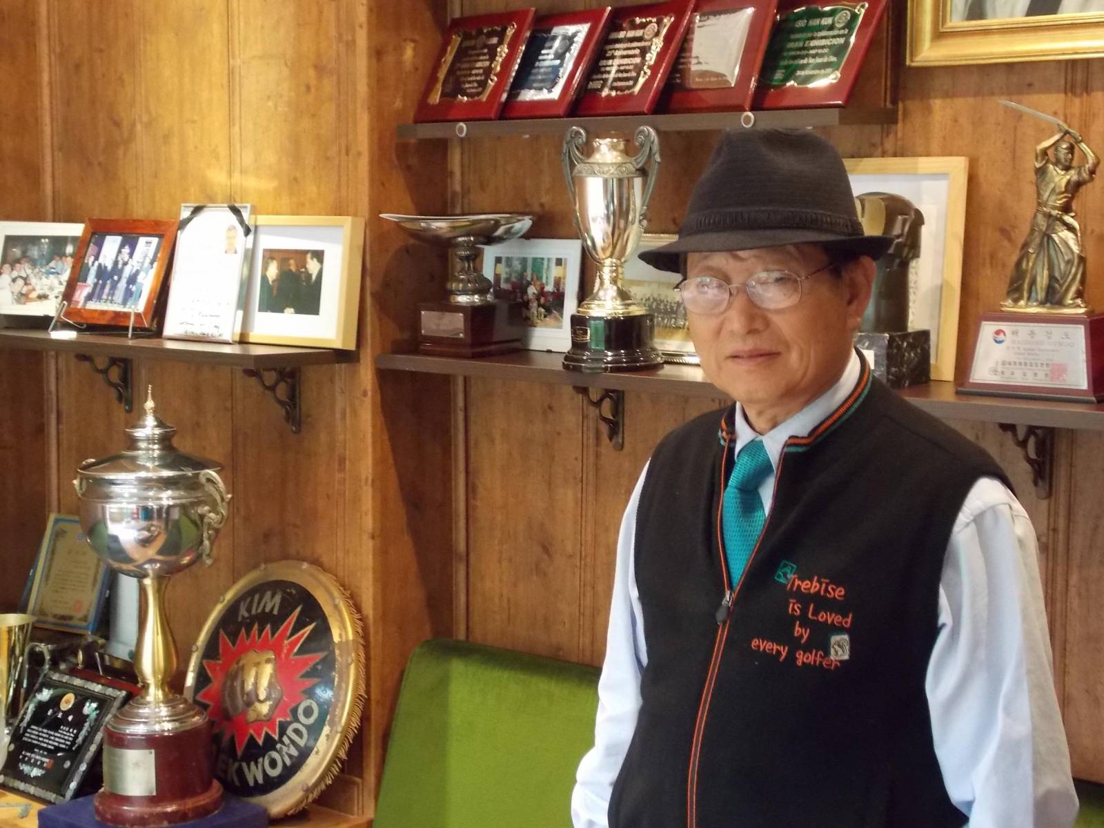 Kim Jae Won, superviviente de la guerra de Corea, posa junto a su vitrina