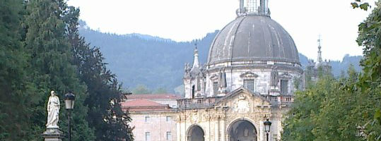 La estatua de San Ignacio guarda la entrada a la Basílica de Loyola. Fotos: F. D-I.