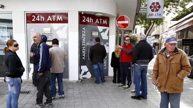 Colas ante un banco cerrado en Chipre. Foto: EFE Colas ante un banco cerrado en Chipre. Foto: EFE