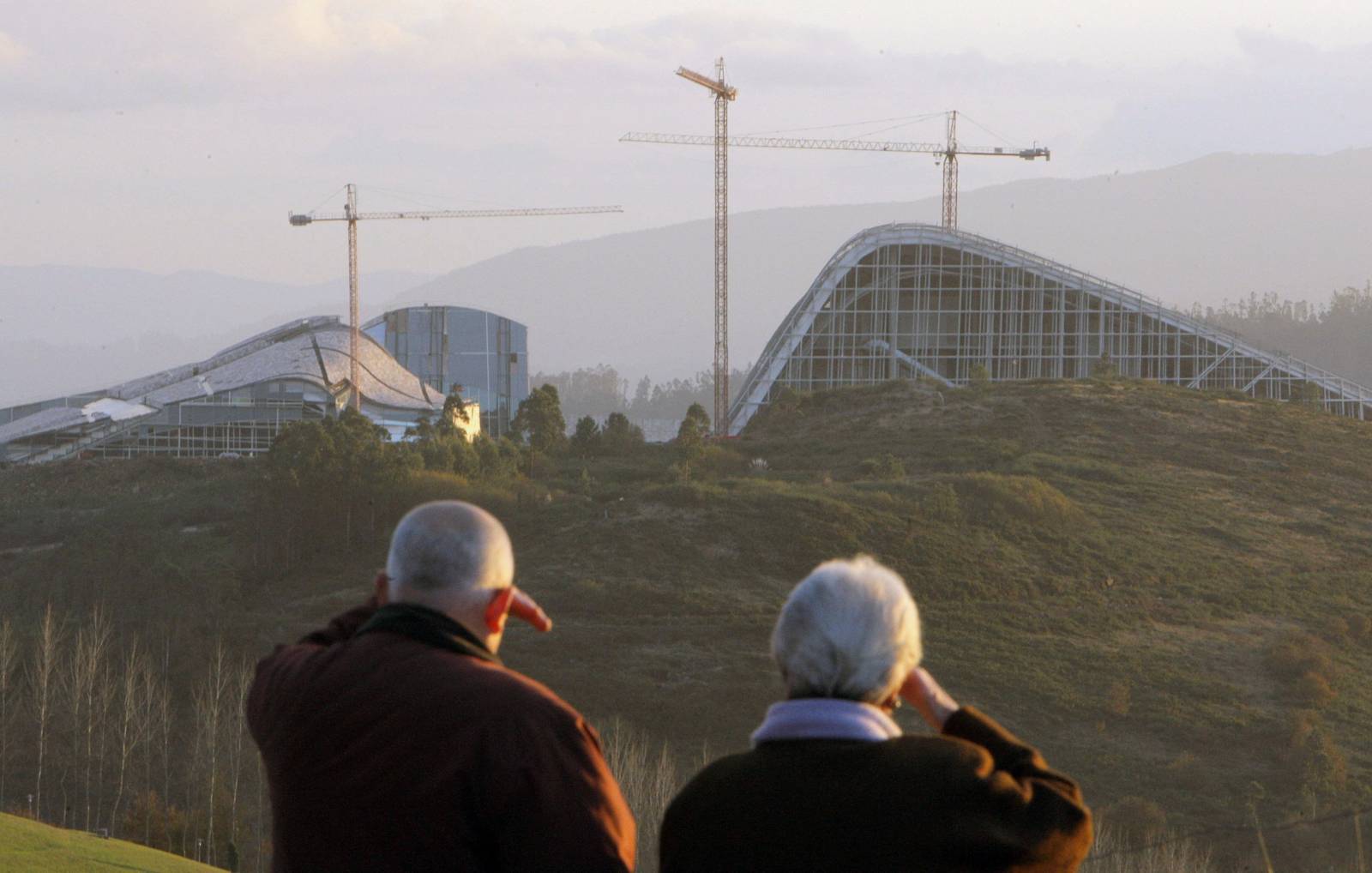 Dos hombres observan la Ciudad de la Cultura desde el Monte Gaiás. EFE Dos hombres observan la Ciudad de la Cultura desde el Monte Gaiás. EFE