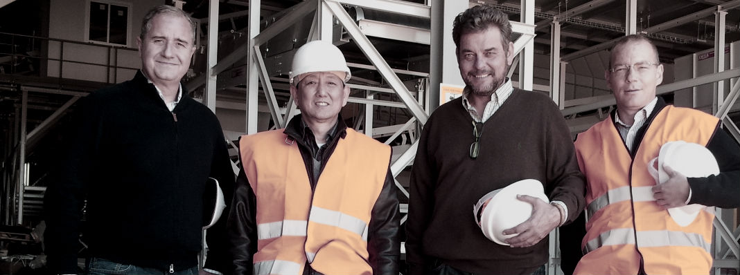 Marco Wang como empresario de una empresa energética con sus socios españoles Marco Wang como empresario de una empresa energética con sus socios españoles