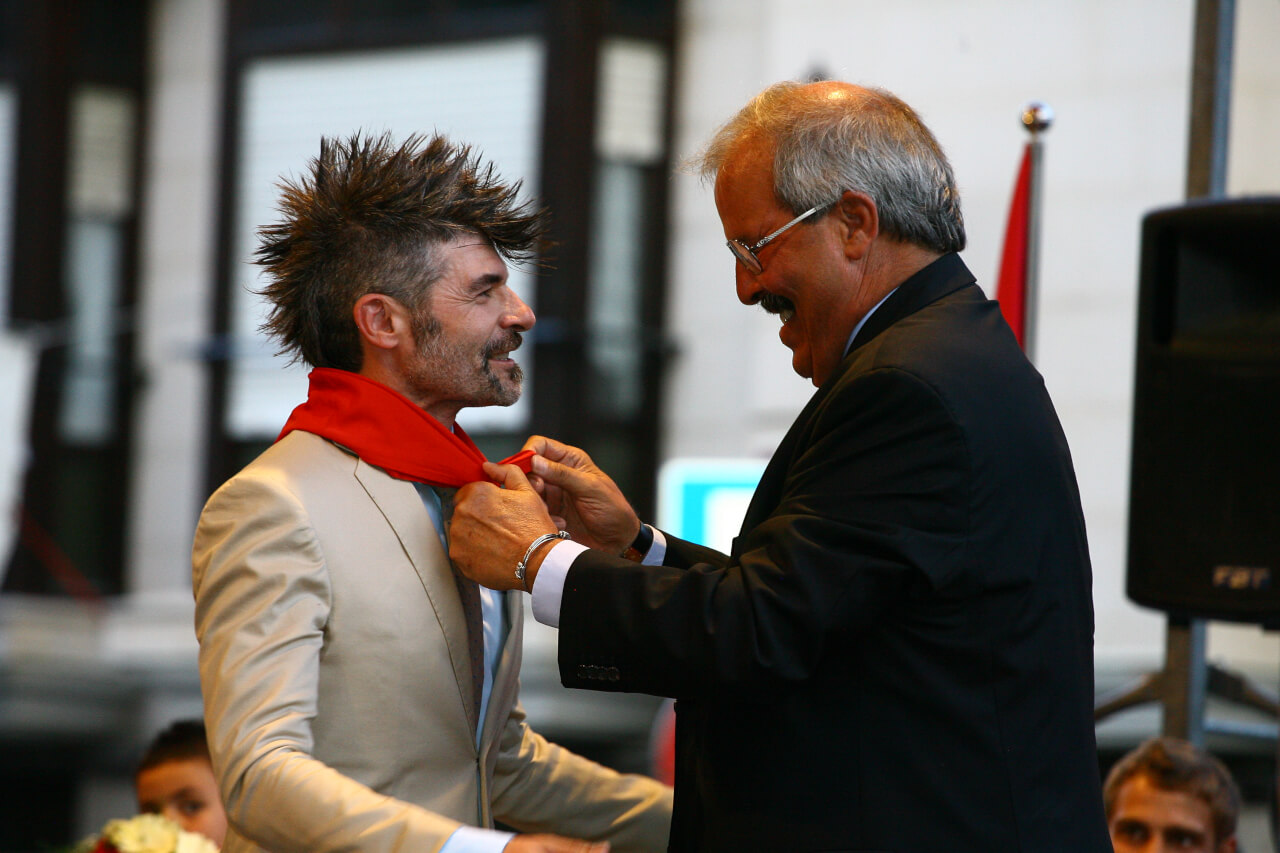 Nacho Calagurritano de Honor El alcalde de Calahorra Javier Pagola, impone el pañuelo de Calagurritano de Honor 2012 a Nacho Guerreros. Foto: José Joaquín Catalán