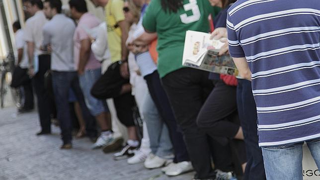 Personas a la cola en la oficina nacional de empleo (INEM)