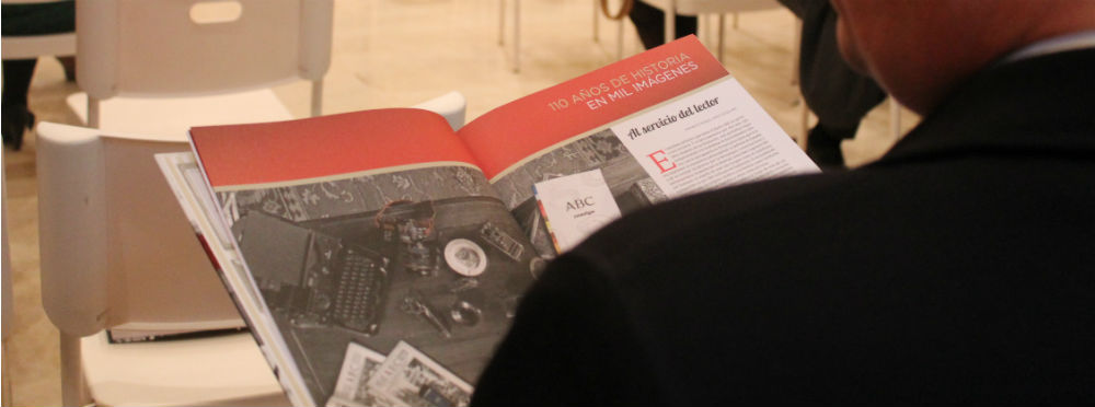 Observando el libro durante la presentación. Fotos: Cristina Sánchez Observando el libro durante la presentación. Fotos: Cristina Sánchez