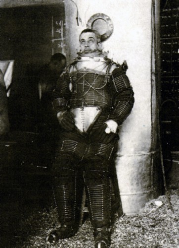 Herrera Linares con el traje especial que serviría de referencia para astronautas soviéticos y estadounidenses Herrera Linares con el traje especial que serviría de referencia para astronautas soviéticos y estadounidenses