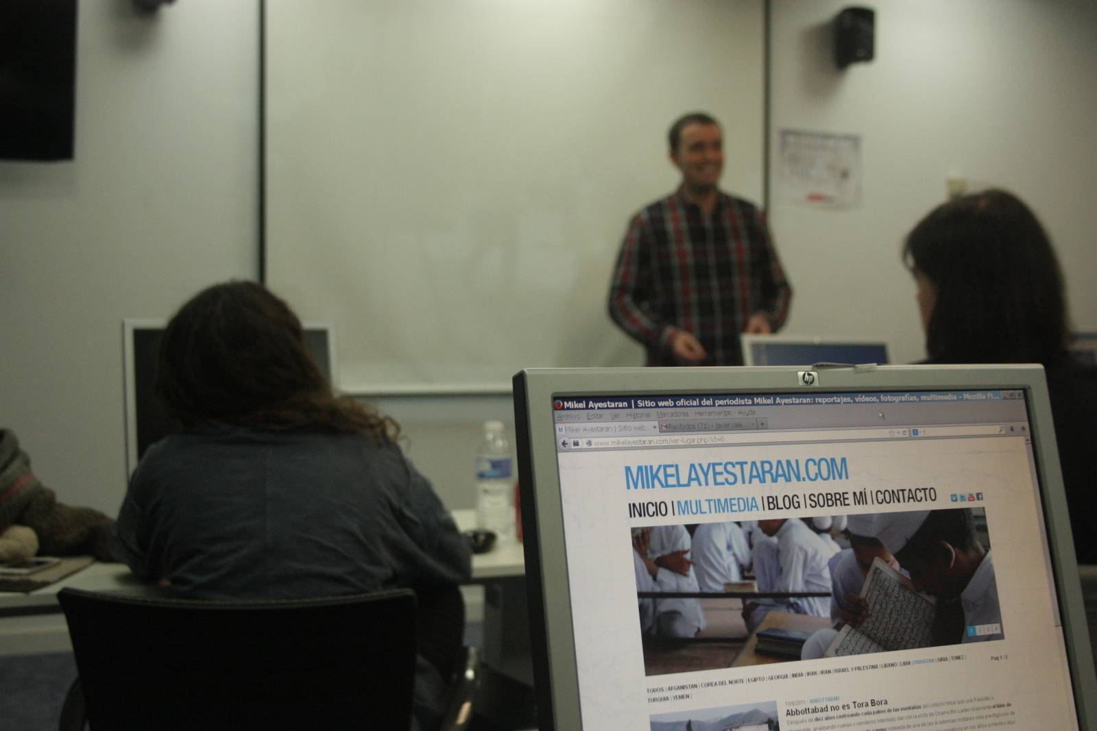 Mikel Ayestaran, en el aula del Máster. Foto: R. R. W.