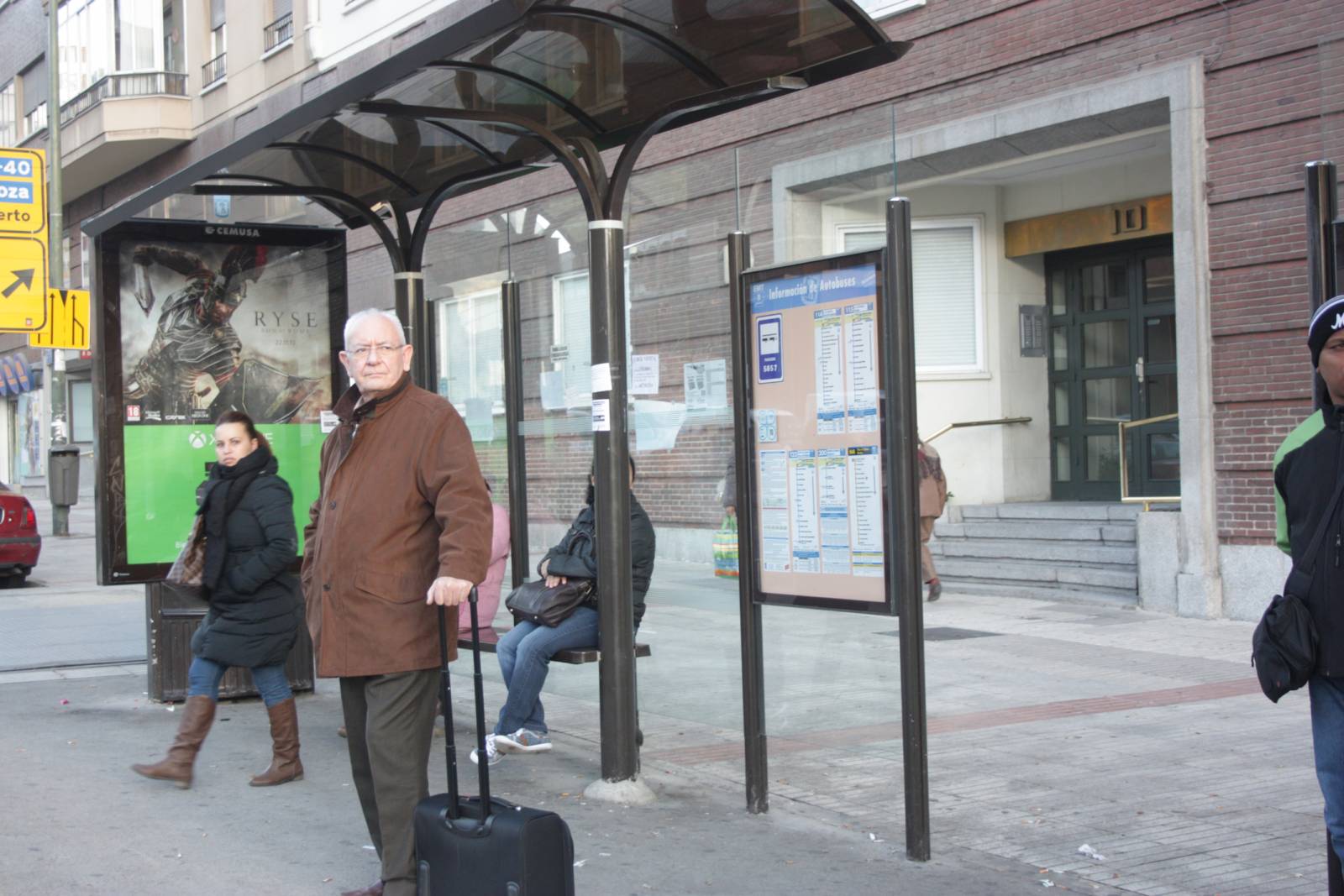 Un pasajero espera la llegada del bus para ir al aeropuerto