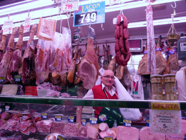 Avelino García es uno de los pocos supervivientes del mercado.  Foto: M. R.
