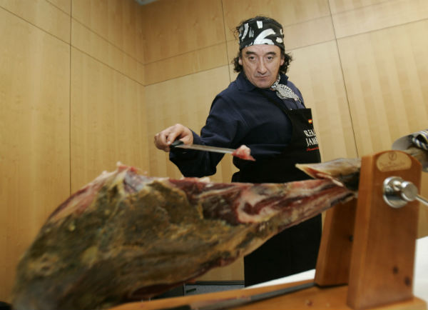 El maestro Florencio Sanchidrián haciendo una demostración de su particular estilo cortando jamón. Foto: Chema