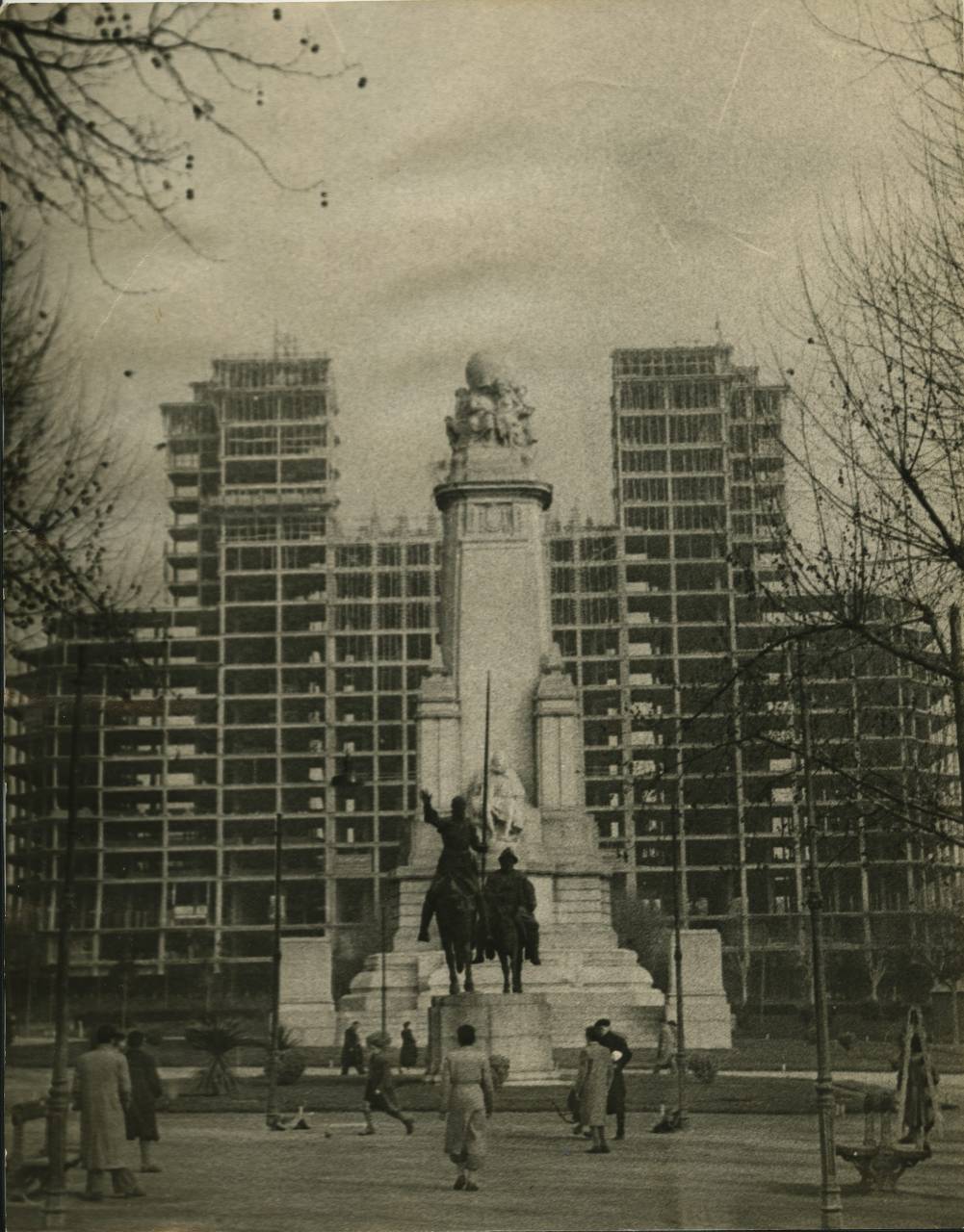 El esqueleto del edificio, durante 1950