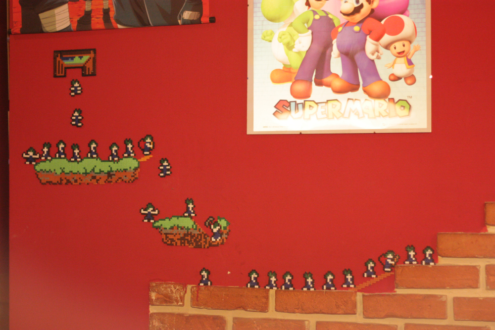 Personajes del videojuego Súper Mario decoran las paredes rojas del Bar Vader