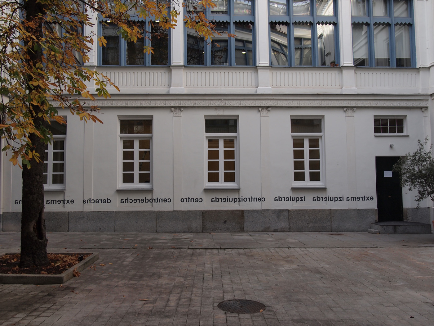 Exterior de la galería Elba Benítez, que da acceso a la obra de Ignasi Aballí Mirar (el otro lado)