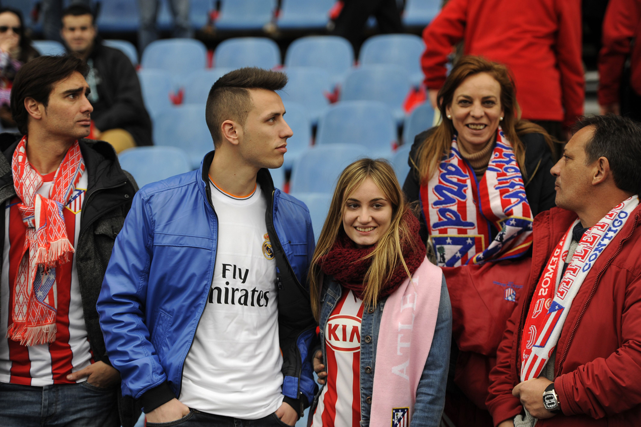 Aficionados del Atlético y del Real Madrid. Foto: AFP