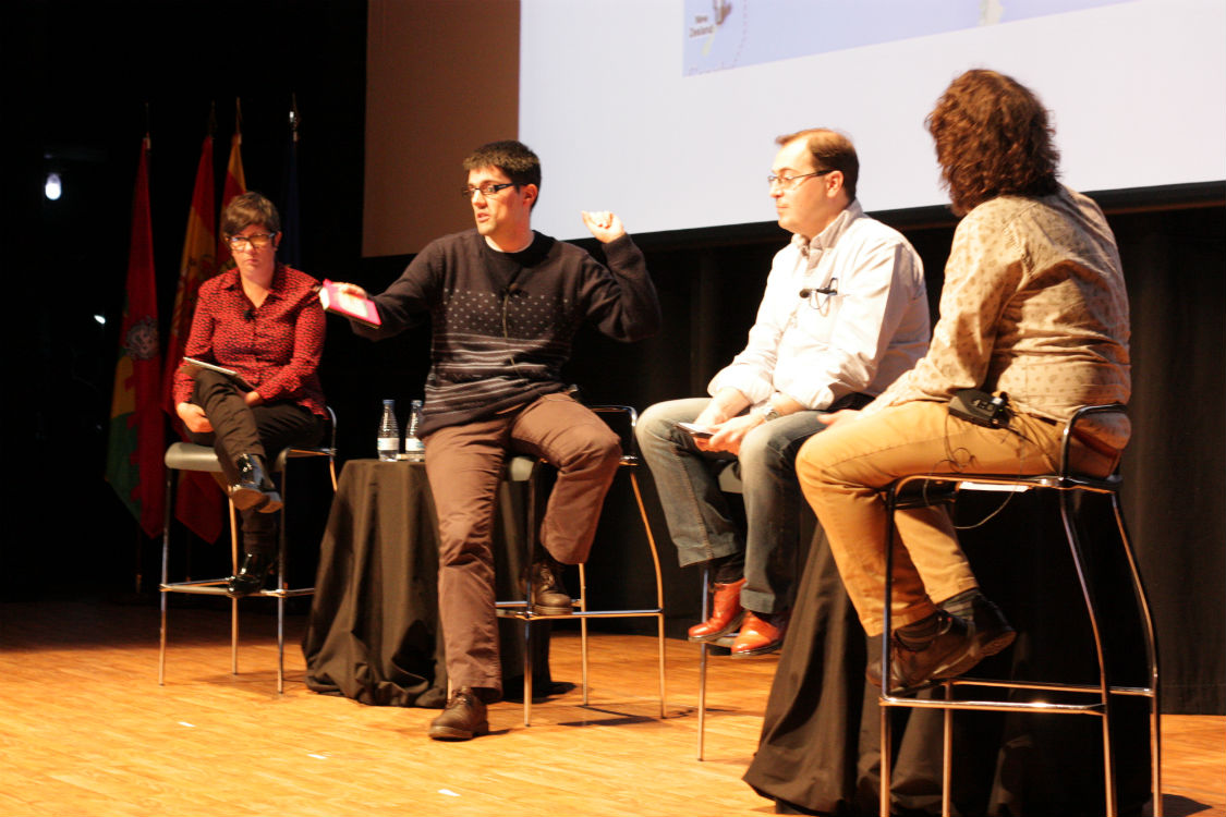 Olga Ruiz, de Elextrarradio.com; Jon Laiseka, de la Ser y Ramón Vicente, de Aragón Radio2, durante la ponencia "Radio digital" en el Congreso de Periodismo Digital de Huesca