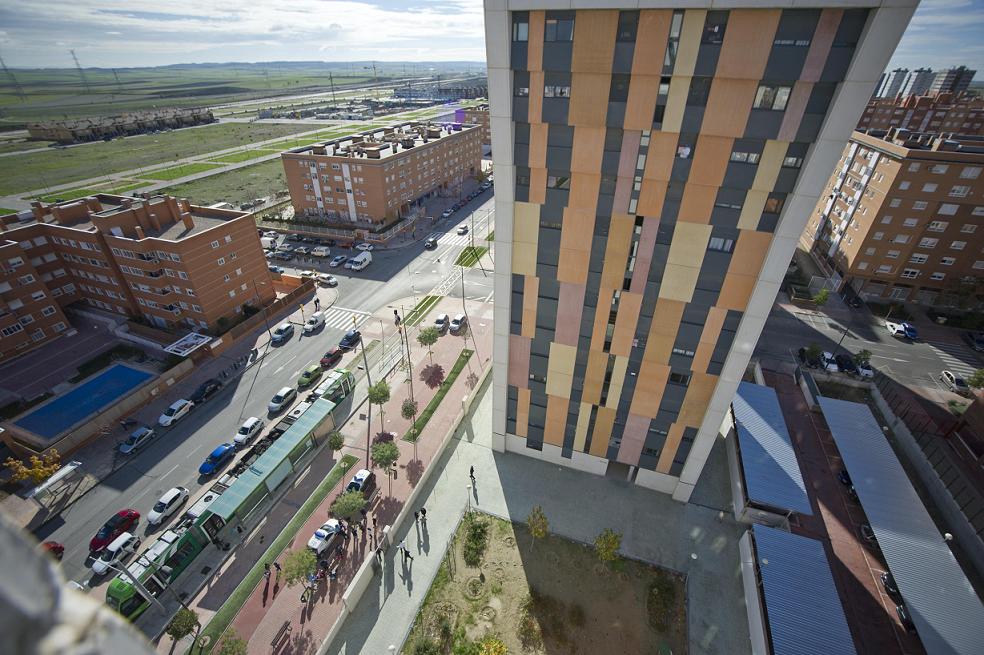 18/11/2012. Parla. Madrid. España. Avenidad de las estrellas 14. Torre1. 11A. Asesinato de una joven de 19 años a manos de su novio. Foto: De San Bernardo. archdc De San Bernardo