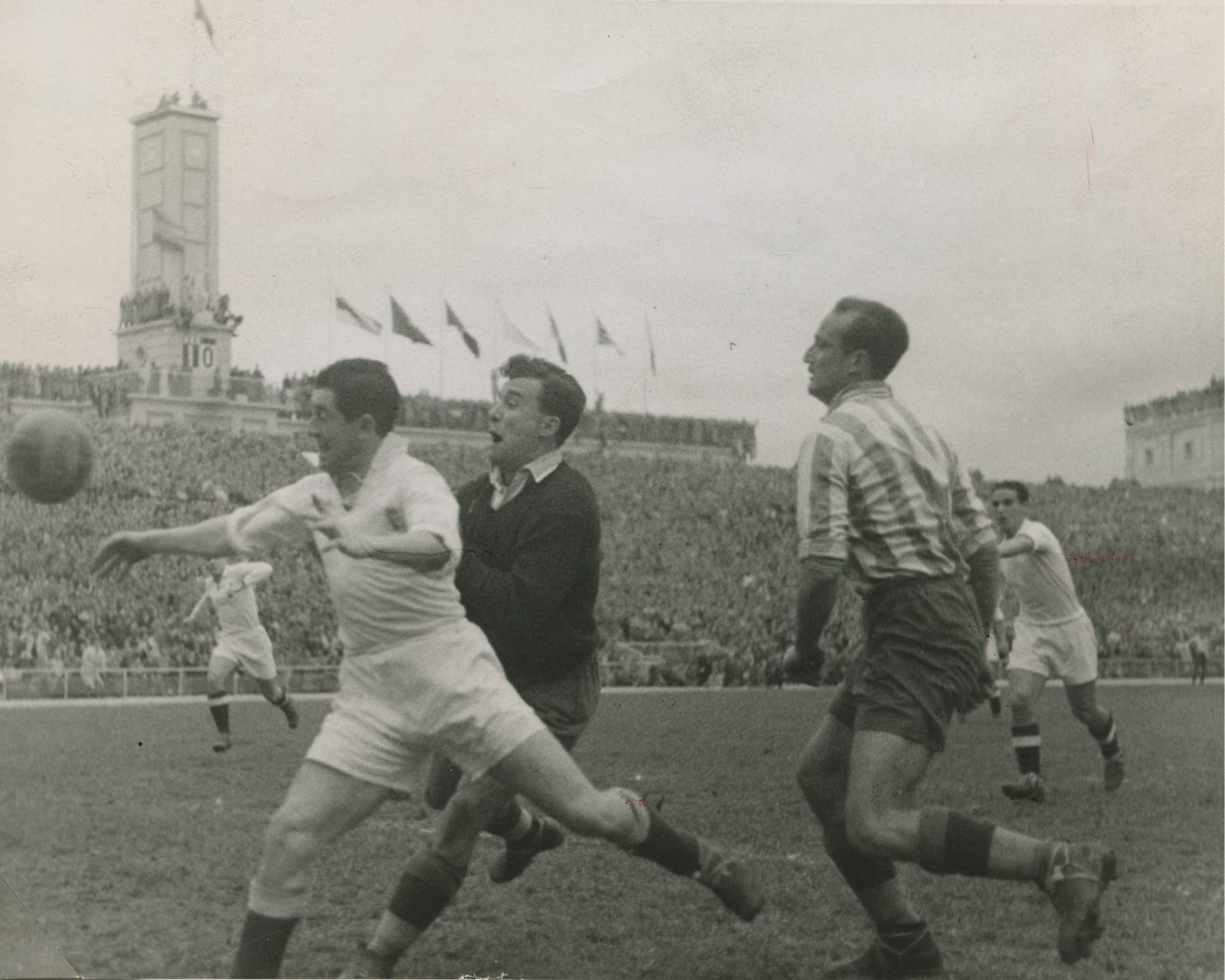 Una imagen del Real Madrid - Atlético de Madrid de 1948. Foto: ABC