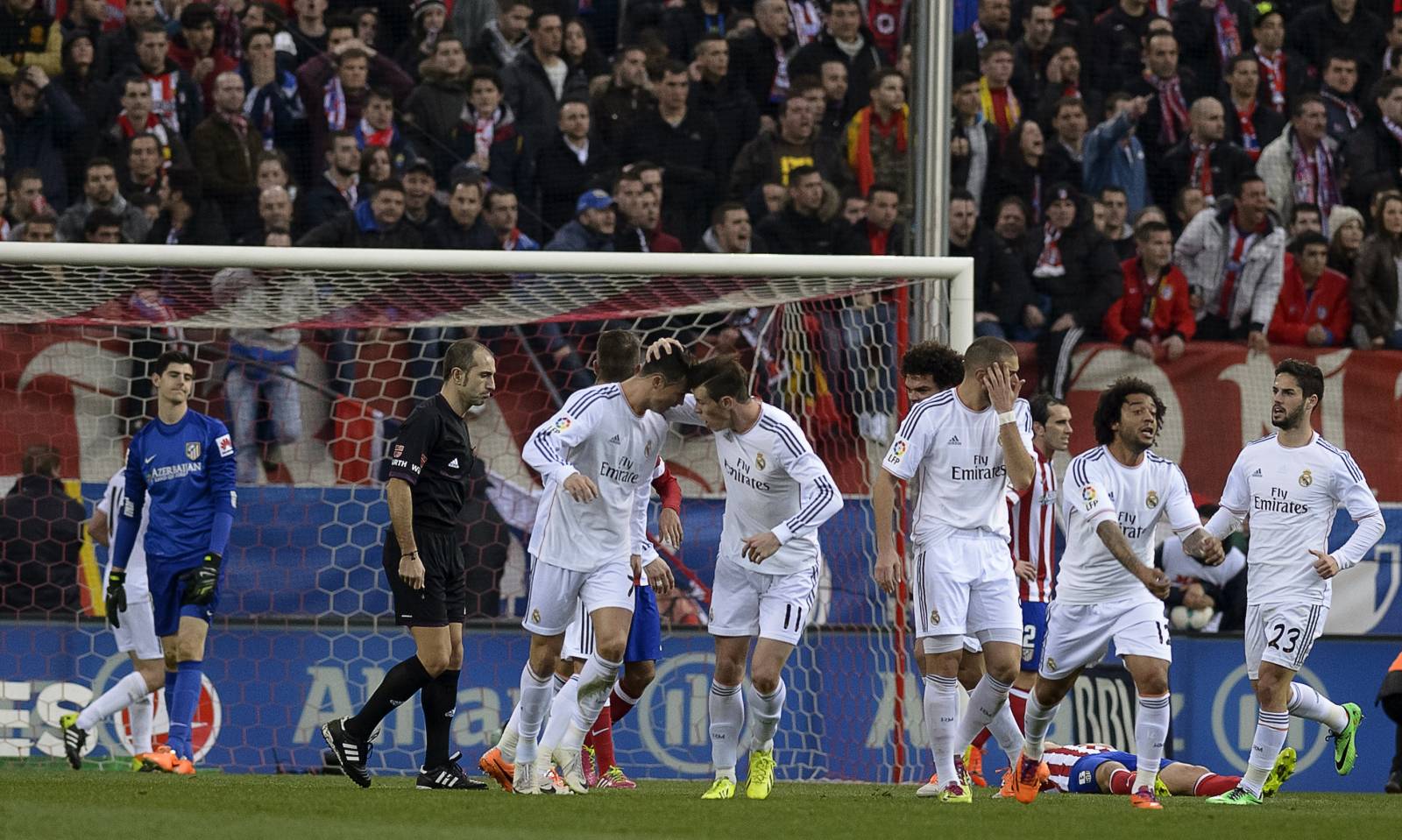 La plantilla blanca celebra el gol