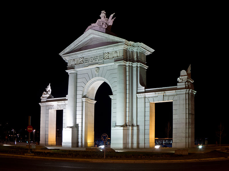 La Puerta de San Vicente, iluminada en la noche