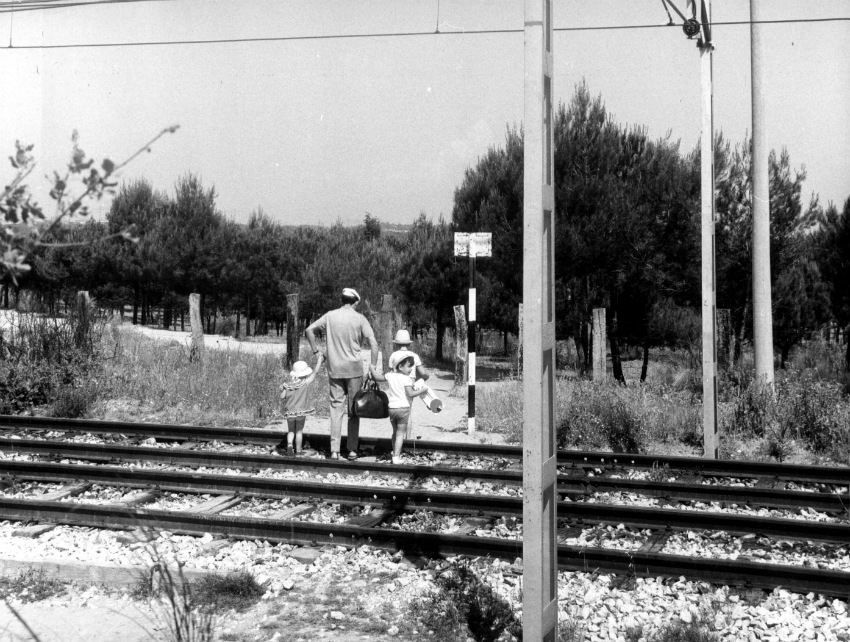 Una familia accede a la Casa de Campo por las vías del metro en 1977. Foto: Luís Ramírez/ABC