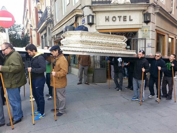 Hermanos de la Cofradía de los siete dolores ensayando para Semana Santa. Foto: HAY QUE PONERLO