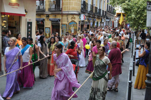 Hare Krishnas bailando en Malasaña. Foto: ISKCON MADRID
