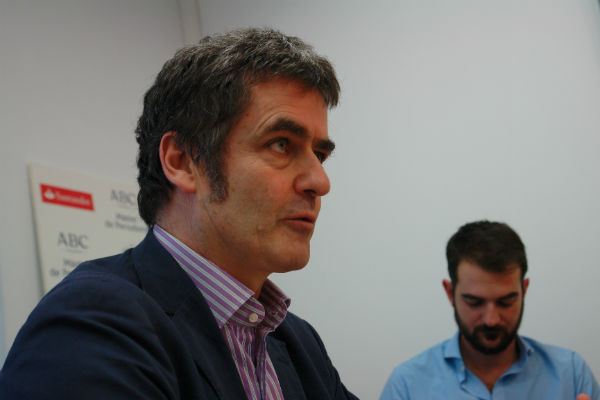 El periodista británico en su visita a los estudiantes del Máster-ABC. FOTO: J.T.