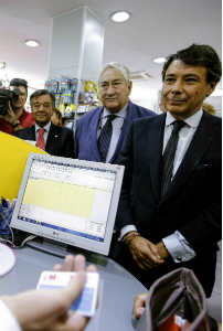 Ignacio González usando su tarjeta sanitaria. Foto: EFE