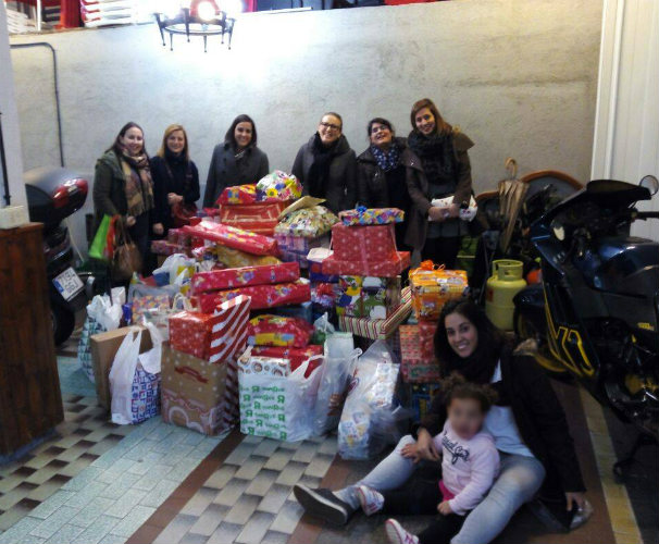 Un nutrido grupo de elfos posa con los regalos. Foto: Elfos y calcetines
