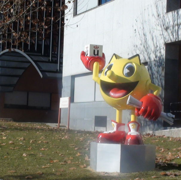 La estatua de Pac-Man en la URJC