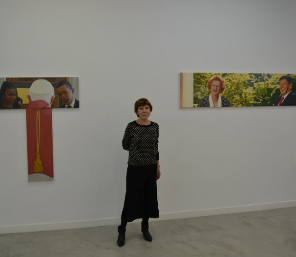 Pilar Serra entre las obras de Miguel Aguirre. Foto: R. M. F.
