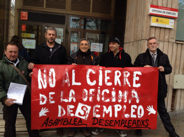 Miembros de la Asociación de Vecinos frente a la oficina de Canillas