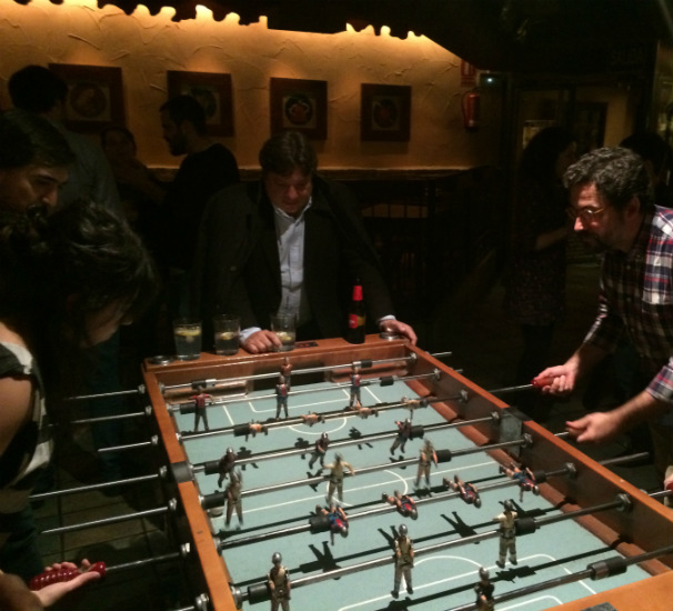 Partida de futbolín en el bar El Edén. Foto: R. M.