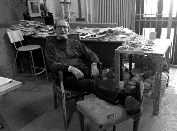 El pintor Giorgio Griffa en su estudio de Milán