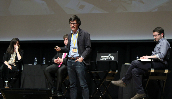 Borja Bergareche en la ponencia Periodismo emprendedor. Detrás, Delia Rodríguez, Luis Martínez y Ramón González. Foto: M. Nieves Mira