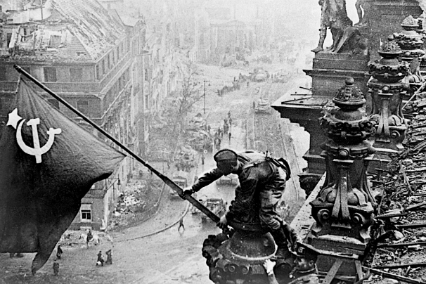 Imagen manipulada de un soldado soviético tomando el Reichstag. Foto: ABC