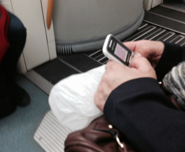 Me siento entre una mujer que juega a mover un cochecito en un móvil de hace dos generaciones y otra a matar grageas en un smartphone. FOTO: A.A.