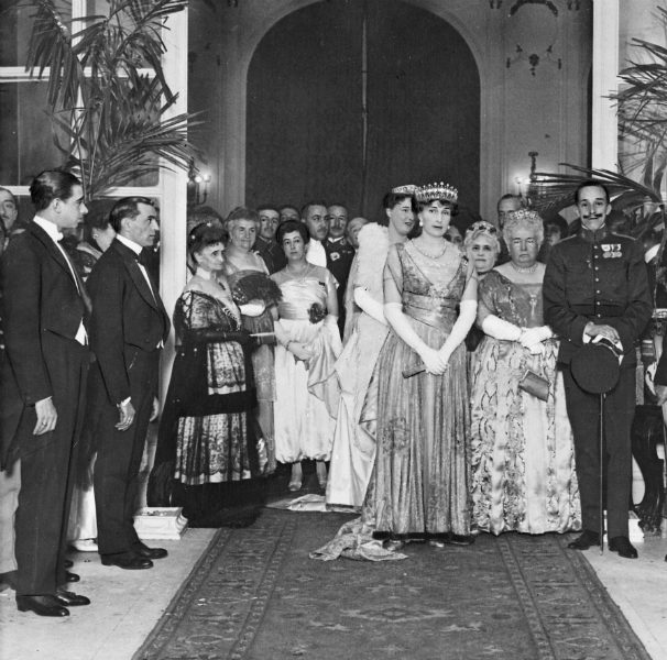 Alfonso XIII (a la derecha) durante un acto celebrado en el Hotel Ritz en 1917