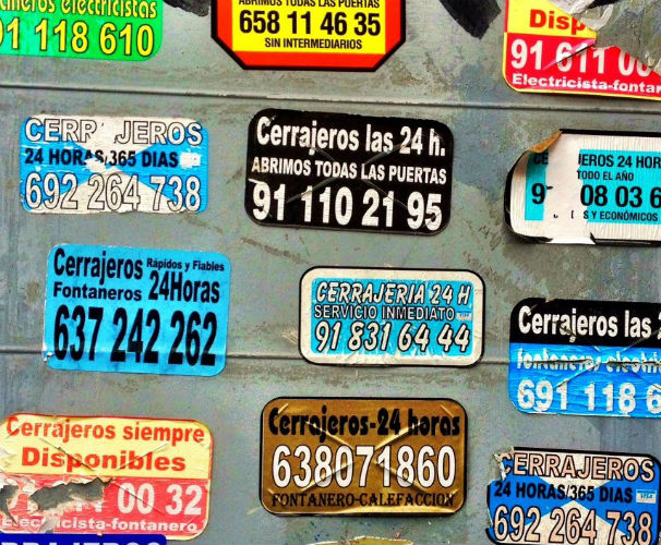 Instantánea de algunas pegatinas de cerrajeros 24 horas. Foto: ABC