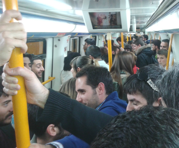 El vagón continúa su curso por la línea, abarrotado. Foto: L.M.C