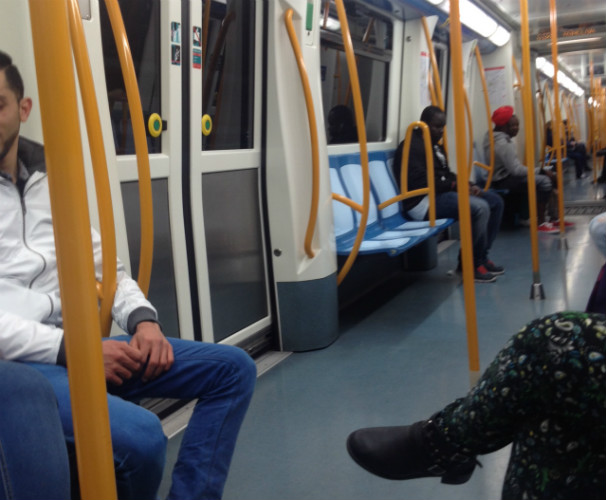 Los viajeros se preparan para el metro. Foto: G.G