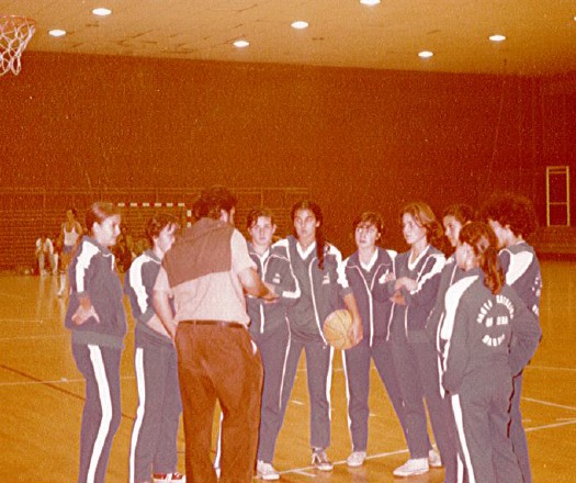 Pepu Hernández dando instrucciones a sus chicas del Santa Catalina