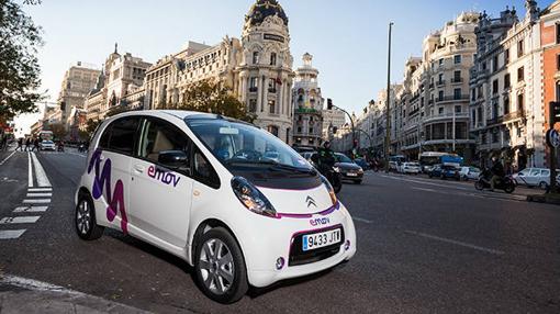 Coche eléctrico Emov paseando por las calles de Madrid Foto: abc.es