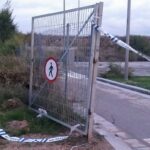 Rompen el cordón policial para aparcar los vehículos