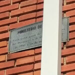 Placa que acredita la autoría del proyecto atornillada en la fachada una de las casas. Foto: Acacia Núñez